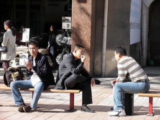 北京王府井：在步行街休息的游人（摄于2004年11月）