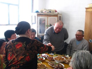内蒙古额尔古纳市边境村庄太平川，华俄后裔家庭巴斯克节聚餐，碰彩鸡蛋。001
