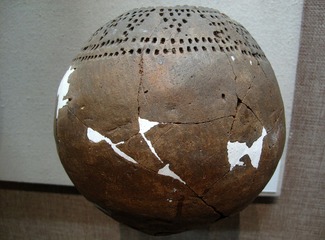 三角形戳刺纹陶壶，青铜时代，富裕县小登科墓群出土，黑龙江省齐齐哈尔市博物馆。