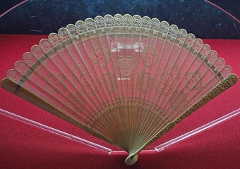 象牙透雕纹章各式图纹扇，清代，广东省博物馆古代文物。