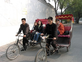 北京，游客乘三轮车胡同游