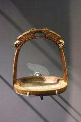 鎏金錾花马镫（乾隆），首都博物馆“古都北京”文物展。