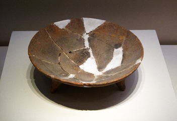 三足陶钵，磁山文化（约公元前6100年-前5600年），1977年河北武安磁山出土，中国国家博物馆文物展。