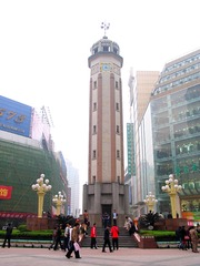 重庆市，解放碑，高27.5米，有旋梯可达顶端。最初落成于1940年3月12日孙中山先生逝世纪念日，1945年抗战胜利后重建，题名为“抗战胜利纪功碑”。1950年由刘伯承改题“重庆人民解放纪念碑”。 - 