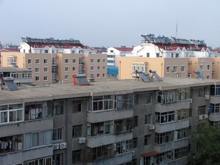通辽市，住宅楼上安装的太阳能热水器，节约能源。001