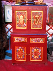 内蒙古呼伦贝尔草原，蒙古族牧民蒙古包内景，摆放的写有蒙文、具有民族风格的柜橱。