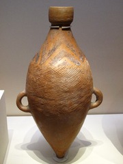 小口尖底陶瓶，仰韶文化（约公元前5000年-前3000年），1958年陕西宝鸡北首岭出土，中国国家博物馆文物展。