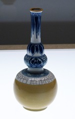 青花黄釉长颈葫芦瓶，清代，景德镇窑，2005年福建平潭碗礁1号沉船遗址出水，中国国家博物馆文物展。
