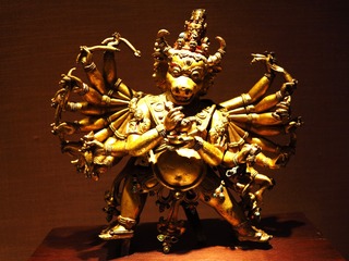 铜镀金大威德金刚像，明代，西藏，北京首都博物馆文物展。