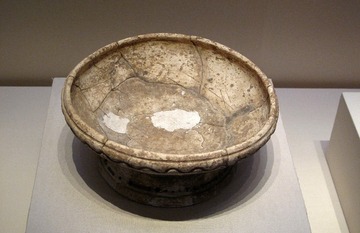 水波纹陶盘，汤家岗文化（约公元前4800年-前4300年），1978年湖南安乡汤家岗出土，中国国家博物馆文物展。