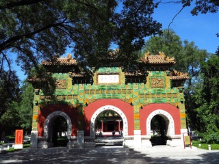 琉璃牌坊，建于乾隆四十八年，上题“圜桥教泽”，“学海节观”，北京国子监博物馆。