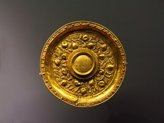 金錾花葵瓣形盘，金代，首都博物馆“古都北京”文物展。