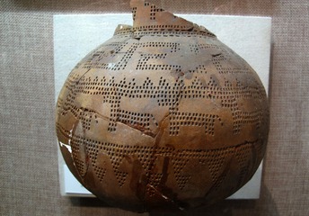 三角形戳刺纹陶壶，青铜时代，林甸县牛尾巴岗遗址出土，黑龙江省齐齐哈尔市博物馆。