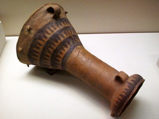 锯齿纹彩陶鼓，马家窑文化（约公元前3200年-前2000年），1982年青海民和阳山墓地出土，中国国家博物馆文物展。