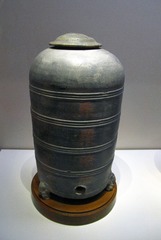 “黍粟万石”陶仓，西汉，1953年河南洛阳金谷园出土，中国国家博物馆文物。