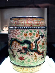 五彩双龙花卉纹绣墩，明朝嘉靖瓷器，北京首都博物馆文物展。