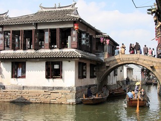 周庄，造型别致的富安桥，是江南水乡仅存的桥与楼联袂结构完美、立体型桥楼合壁建筑