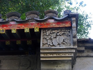 北京市东城区胡同建筑，四合院屋脊的砖雕。