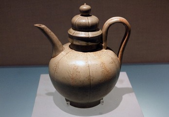 越窑青釉划花宴乐人物纹执壶，北宋，北京石景山出土，北京首都博物馆文物展。