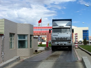 内蒙古满洲里口岸：入境后的俄罗斯货运汽车在地衡检斤（装载重量）（摄于2004年9月）