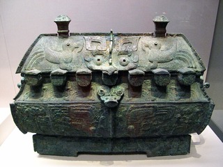“妇好”青铜偶方彝，商王武丁时期，1976年河南安阳殷墟妇好墓出土，中国国家博物馆文物展。