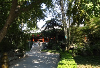 北京竹园，竹林荫翳，假山喷泉，幽静清雅。