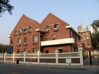 天津五大道西洋古典式洋楼，徐世昌旧居，天津人,咸丰五年(1855)生。清末曾两次出任军机大臣。辛亥以后,于1918年任北洋政府大总统,1922年被曹锟逼迫下台隐居津门。