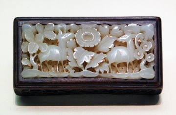 双鹿纹饰件，金元，国家博物馆中国古代玉器艺术展。