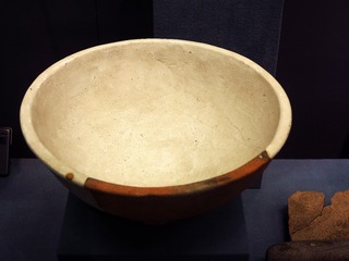 陶三足钵，新石器时代中期（距今8500-7000），房山区镇江营遗址出土，北京首都博物馆文物展。