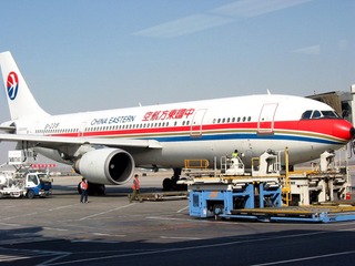 北京首都机场：东方航空公司的班机（资料图片，摄于2004年4月）