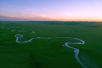 内蒙古呼伦贝尔草原地理风光，牧场莫日根河河湾暮色风景。006
