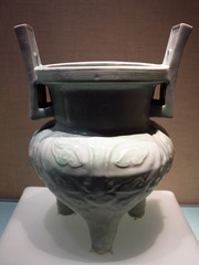 景德镇窑青白釉饕餮纹双耳三足炉，东城区元大都遗址出土，北京首都博物馆文物展。