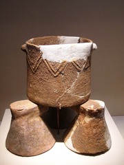 陶釜、陶支脚，磁山文化（约公元前6100年-前5600年），1977年河北武安磁山出土，中国国家博物馆文物展。