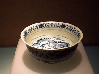 景德镇窑青花龙纹碗，北京西城元代窑藏出土，北京首都博物馆文物展。