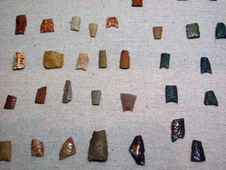 尖状器、石片、刮削器，新石器时代，梅里斯西卧牛吐遗址采集，黑龙江省齐齐哈尔市博物馆。