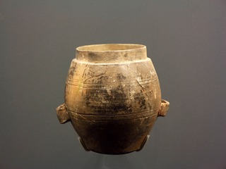 灰陶双耳罐，新石器时代晚期（距今4000-前21世纪），昌平区雪山遗址出土，北京首都博物馆文物展。