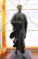 担当雕像，云南省博物馆。担当（1593 一1673 ）名普荷，又名通荷，字担当。云南晋宁人，俗姓唐，名泰，字大来。云南历史上最为著名的艺术家高僧，号称诗、书、画“三绝”。