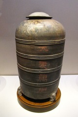 “大麦万石”陶仓，西汉，1953年河南洛阳金谷园出土，中国国家博物馆文物。