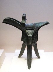 青铜爵，商王武丁时期，1976年河南安阳殷墟妇好墓出土，中国国家博物馆文物展。
