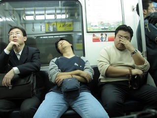 北京地铁车厢里的乘客有的在打瞌睡，有的在沉思（2004年11月11日）