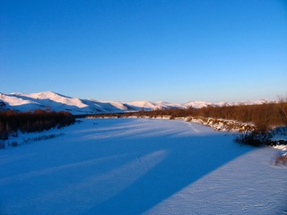 内蒙古呼伦贝尔，冬季，冰封的根河，雪山夕照。