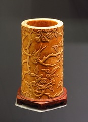 象牙雕花鸟笔筒，明代，首都博物馆“古都北京”文物展。