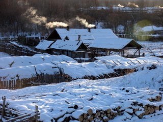 东北，大兴安岭林区的雪乡村庄，炊烟袅袅