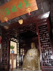 周庄沈厅，堂楼内陈列的沈万三塑像，神采奕奕，上悬“万世福泽”之匾