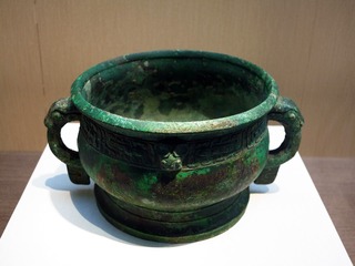 兽耳龙纹簋，西周青铜器，高165毫米，口径240毫米，耳间距330毫米，山西翼城县大河口1017号墓出土，首都博物馆文物展。