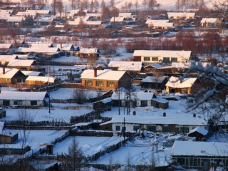 内蒙古呼伦贝尔北部，冬季的村庄雪景，山林人家。004