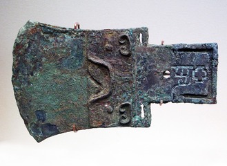 “亚启”青铜钺，商王武丁时期，1976年河南安阳殷墟妇好墓出土，中国国家博物馆文物展。