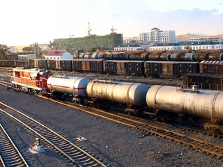 满洲里市：开进满洲里车站换装场的油罐列车（资料图片，摄于2004年9月）