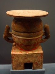 朱绘陶簋，东周，北京昌平松园出土，首都博物馆文物展。