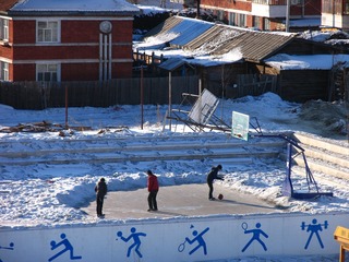 内蒙古北部边疆额尔古纳印象，冬季小镇上，孩子们凿开积雪腾出极少的地面，在严寒中打篮球。